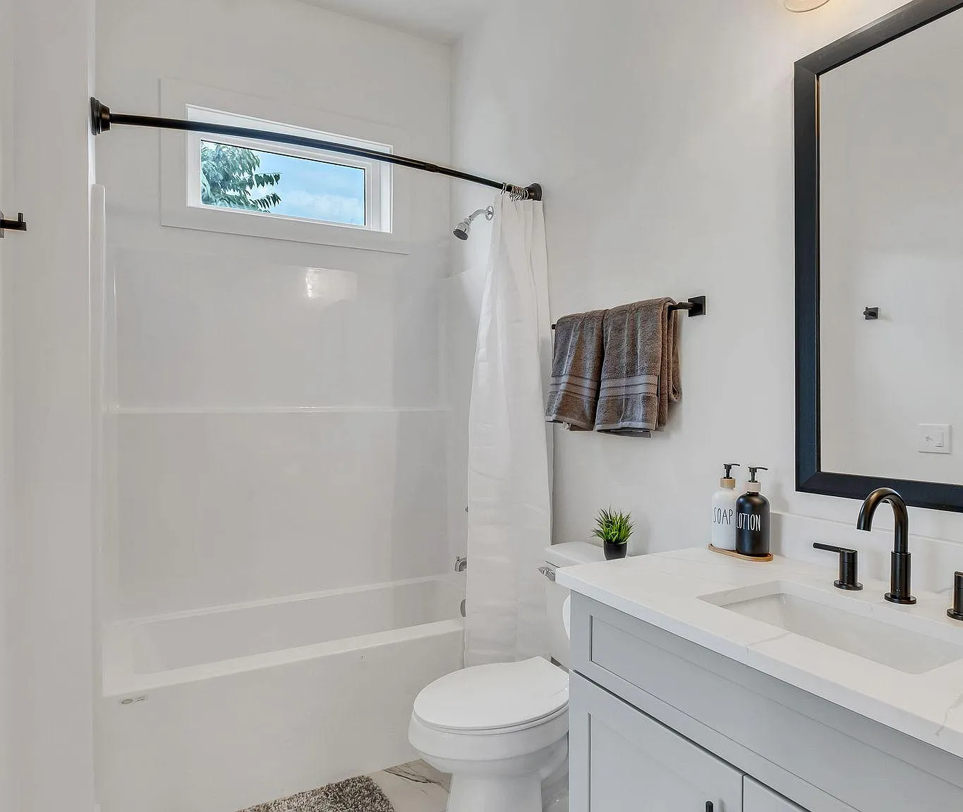 4 bed, 5.5 bath, 2350 sqft, $1,512 — Photo 3
