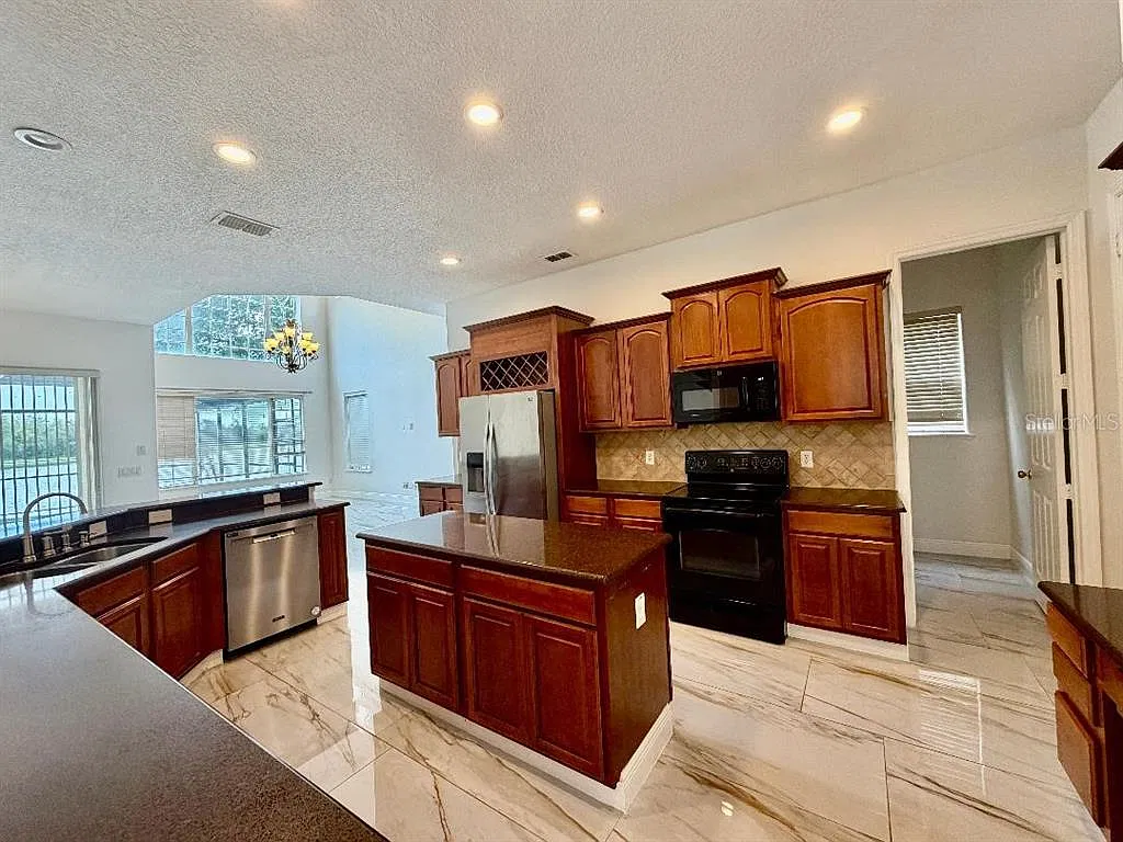 5 bed, 3.5 bath, 2914 sqft, $3,995 — Photo 4