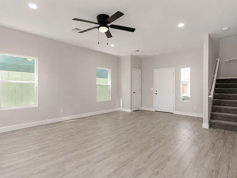 1014 E Odeum Ln — Photo 4