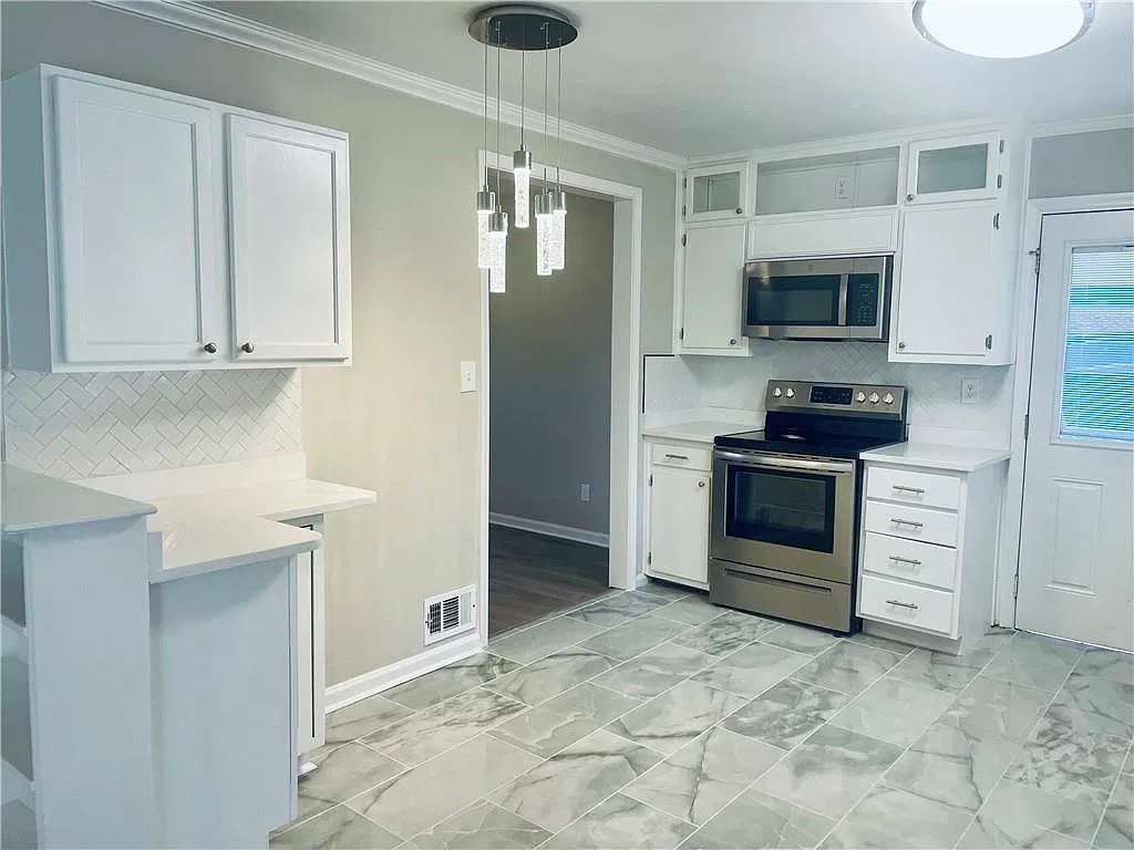 4 bed, 3.0 bath, 1727 sqft, $2,399 — Photo 4