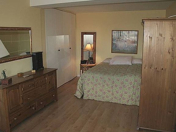 Large bedroom w/ office