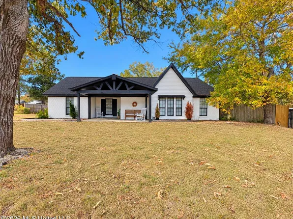 231 Hickory Ln, Batesville, MS 38606