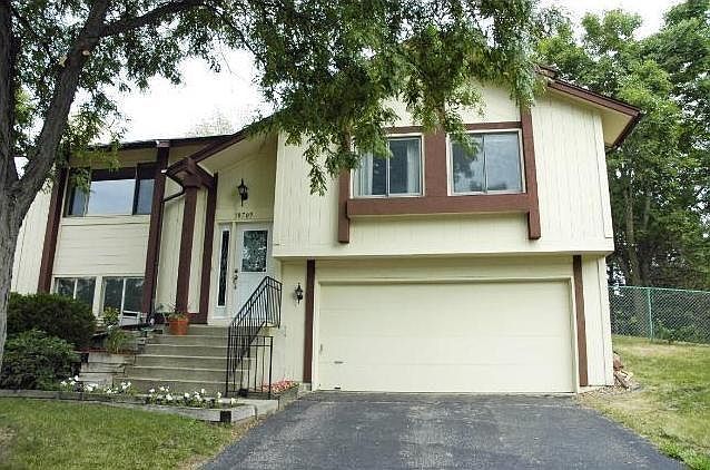 3BR-2BA-2Car Garage, West Bloomington Home. Centrally located, close to Dred Scott park, Wilkie Unit National Wildlife Refuge, Park and Ride, and easy access to 169 and 494.