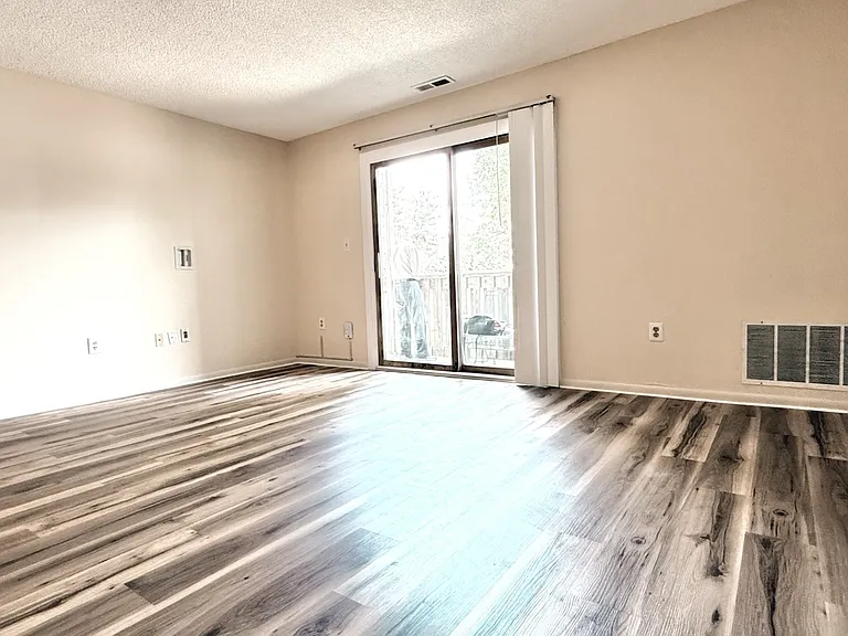 105 Ravens Crest Dr — Photo 3