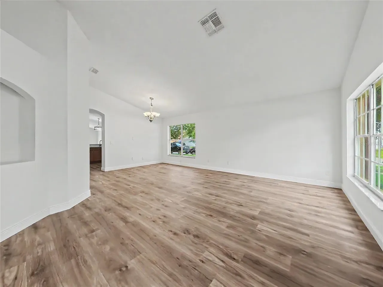 4 bed, 1942 sqft, $2,525 — Photo 4