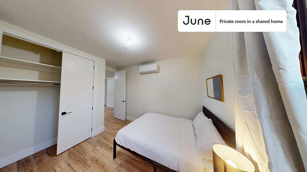 Full bedroom in 3 bed/2 bath home in Crown Heights #1833 B — Photo 2