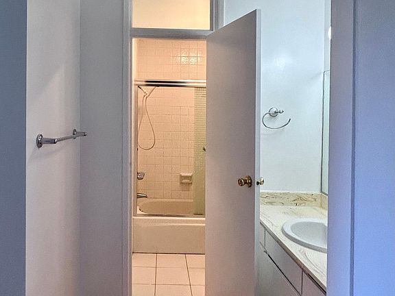 4th image of 400 S Oxford Ave #1
