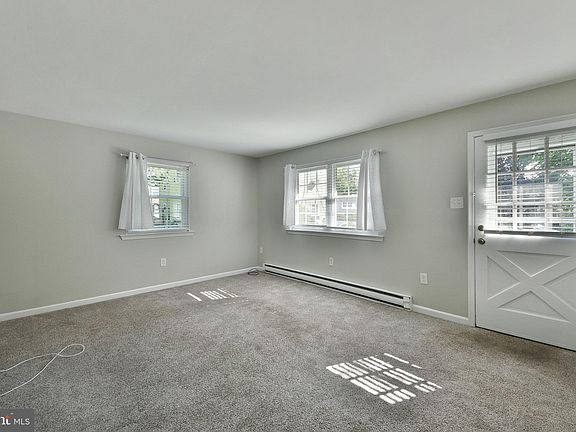 4th image of 576 Meadowbrook Ave