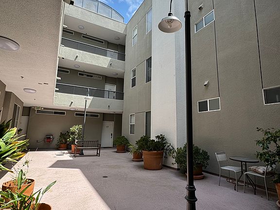 4th image of 12222 Moorpark St APT 206