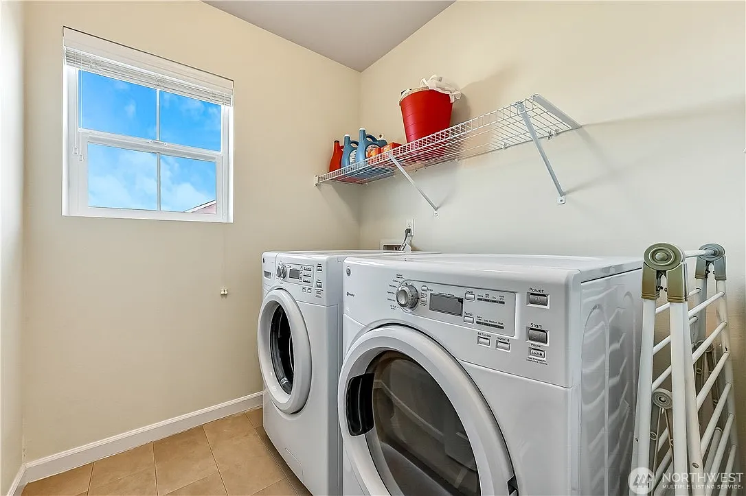 4 bed, 2.5 bath, 2181 sqft, $3,800 — Photo 3