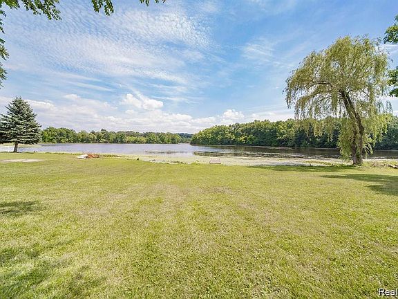 4th image of 9068 Perry Rd