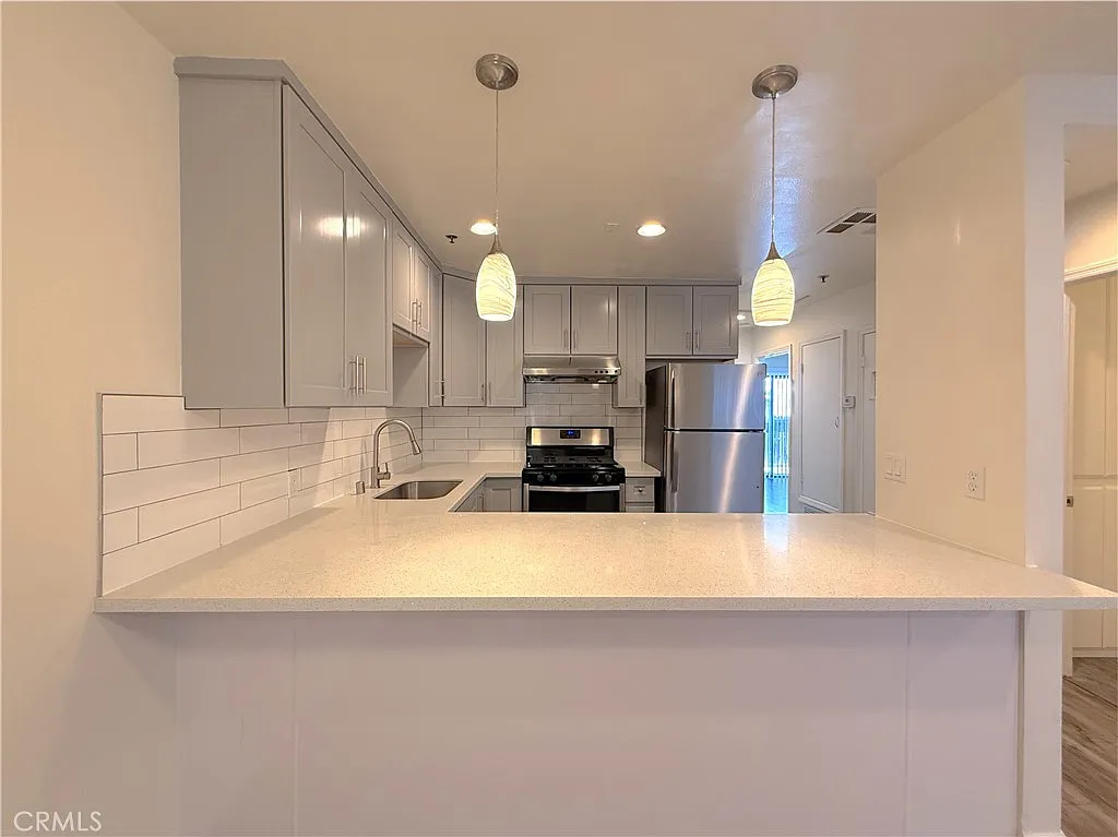 2 bed, 900 sqft, $2,800 — Photo 2