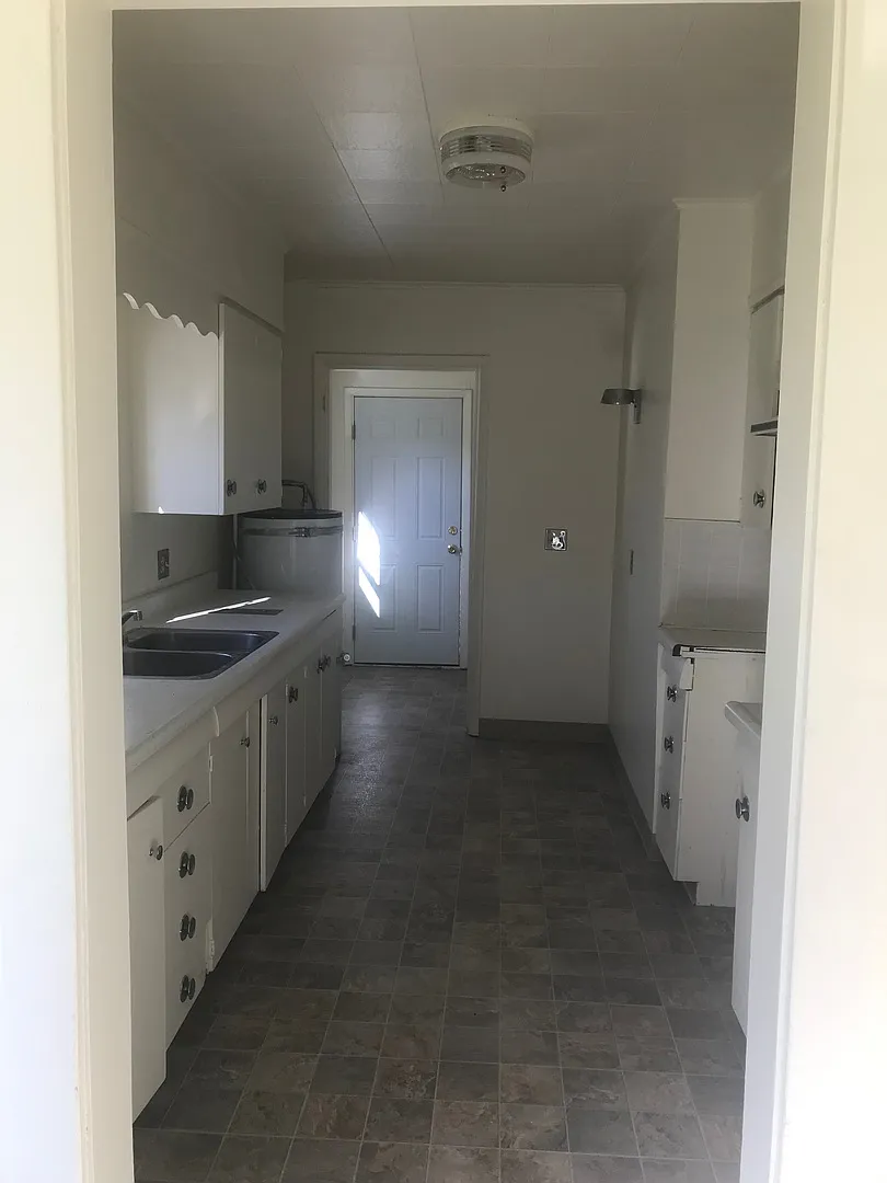 2 bedroom 1 Bath — Photo 2
