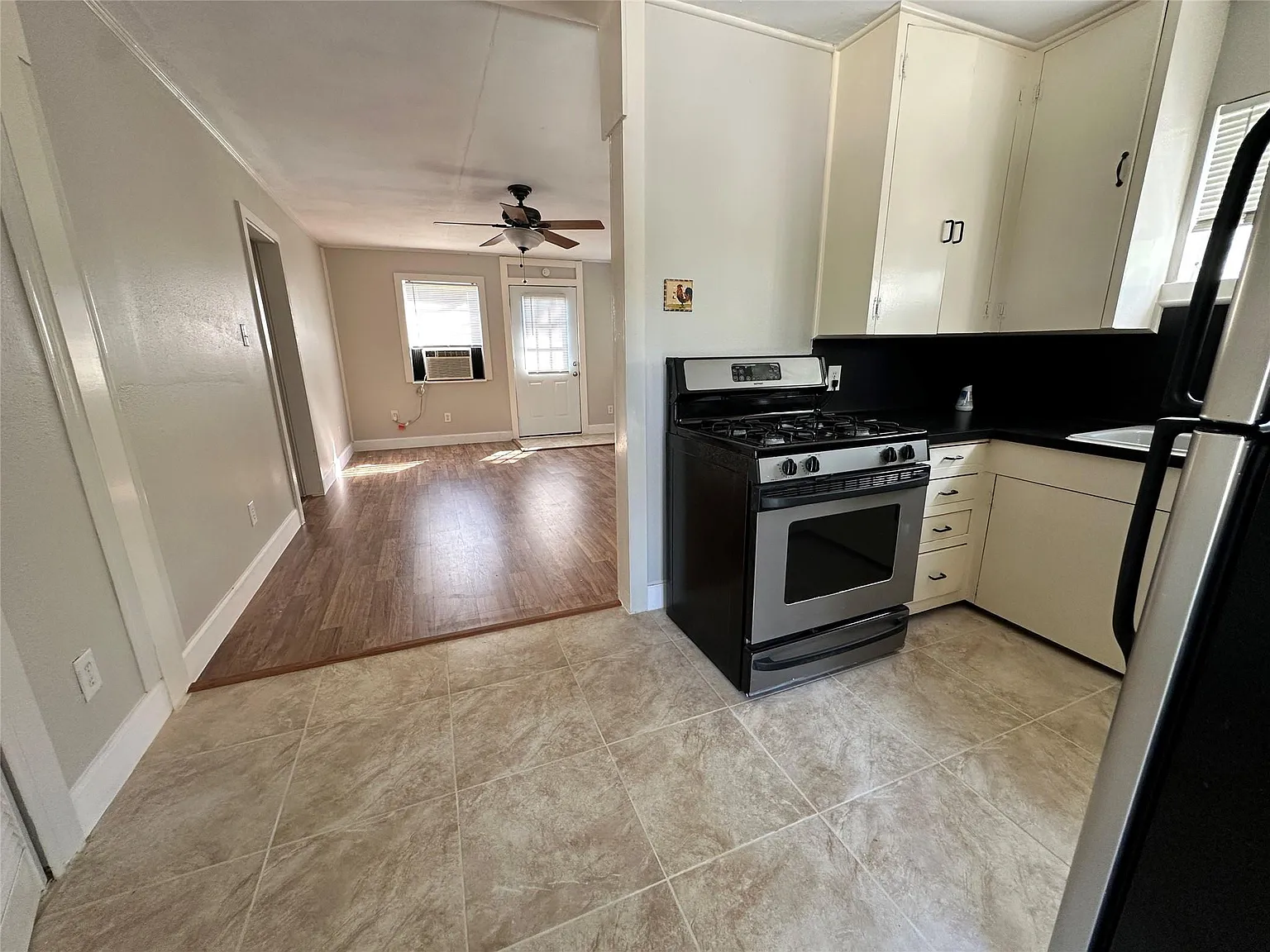1 bed, 1.0 bath, 982 sqft, $895 — Photo 1