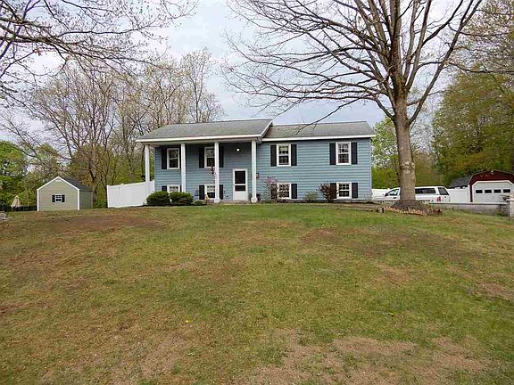 2nd image of 11 Oxford Cir