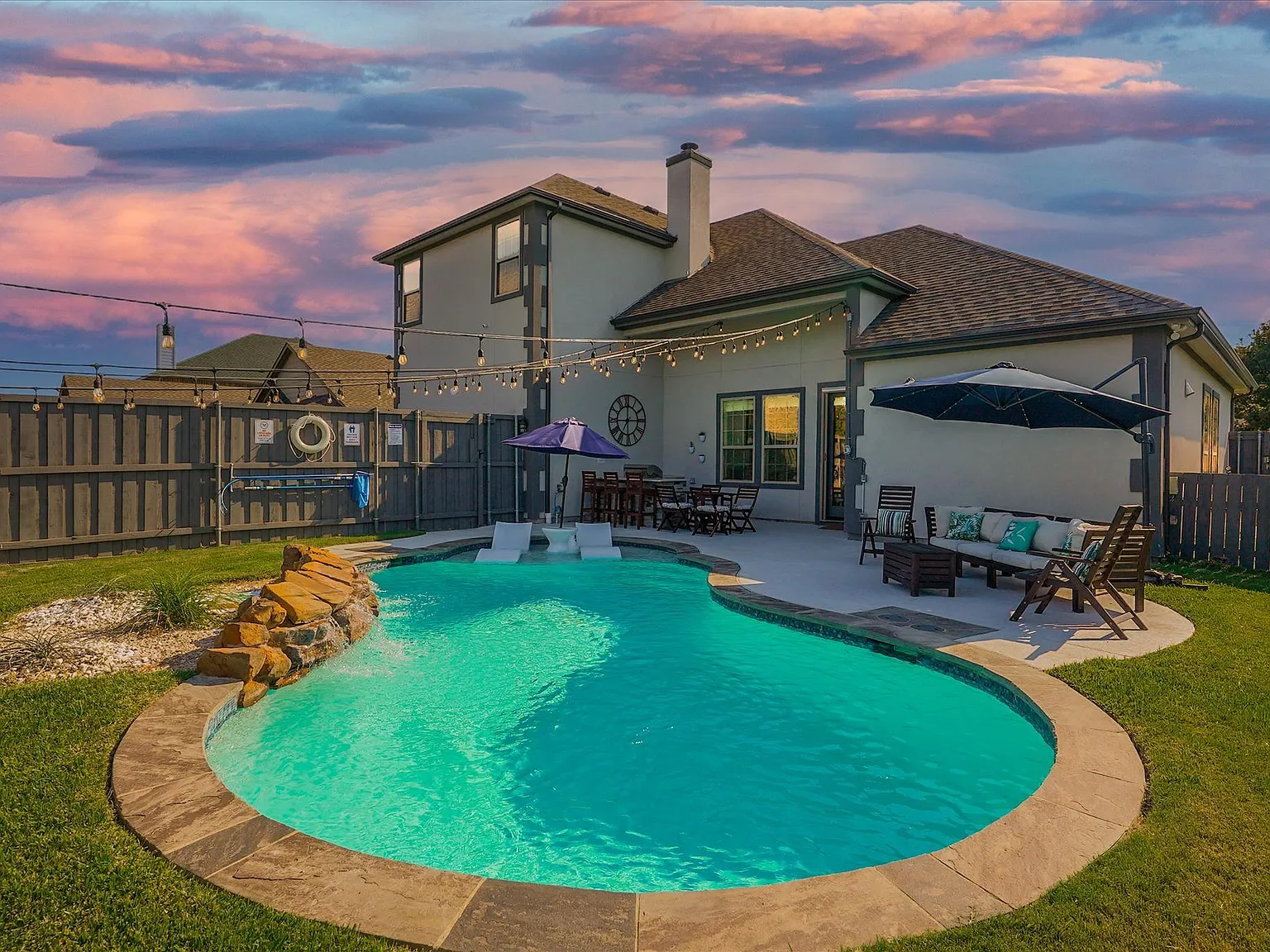 5 bed, 2833 sqft, $4,400 — Photo 1
