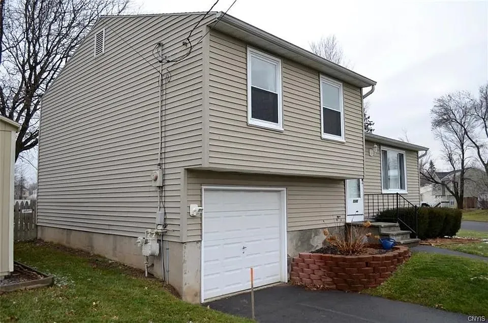 3 bed, 1.0 bath, 1316 sqft, $2,500 — Photo 2