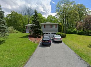 5 Robbins Rd, Pleasantville, NY 10570