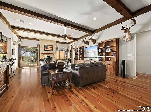 4th image of 725 Breeze Way