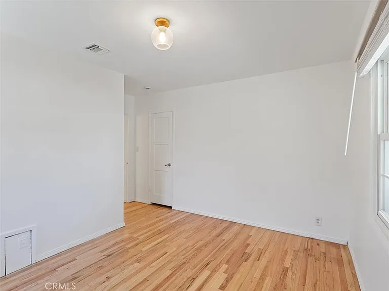 15460 Sylvan St — Photo 30