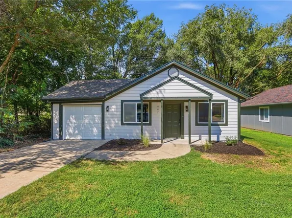607 N Chestnut St, Olathe, KS 66061