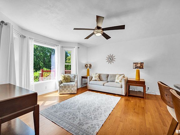 3rd image of 909 Harmony Ln
