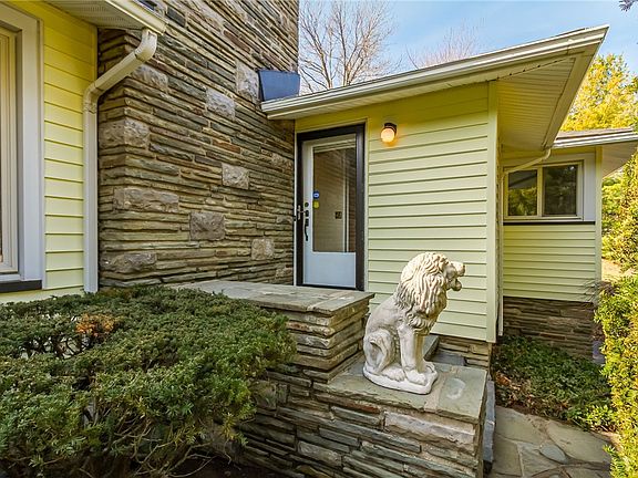 5th image of 245 Winton Rd S