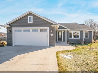 730 E Scott St, Omro, WI 54963