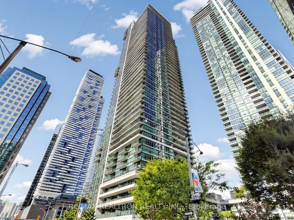 33 Bay St #2211, Toronto, ON M5J 2Z3