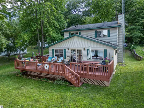 3181 Lakeview Dr, Harrison, MI 48625