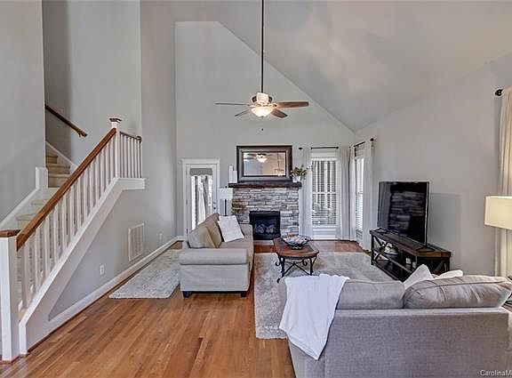 5th image of 113 Windy Knoll Ln