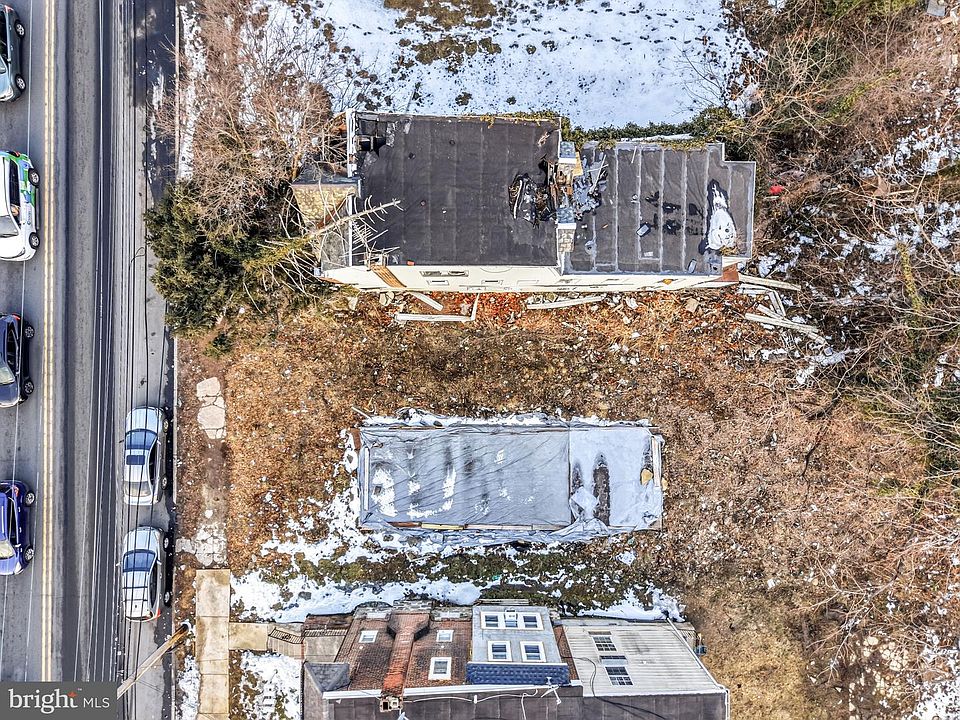 2nd image of 239 W 9th St