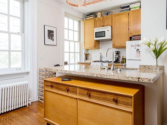 4th image of 428 Hudson St APT 3