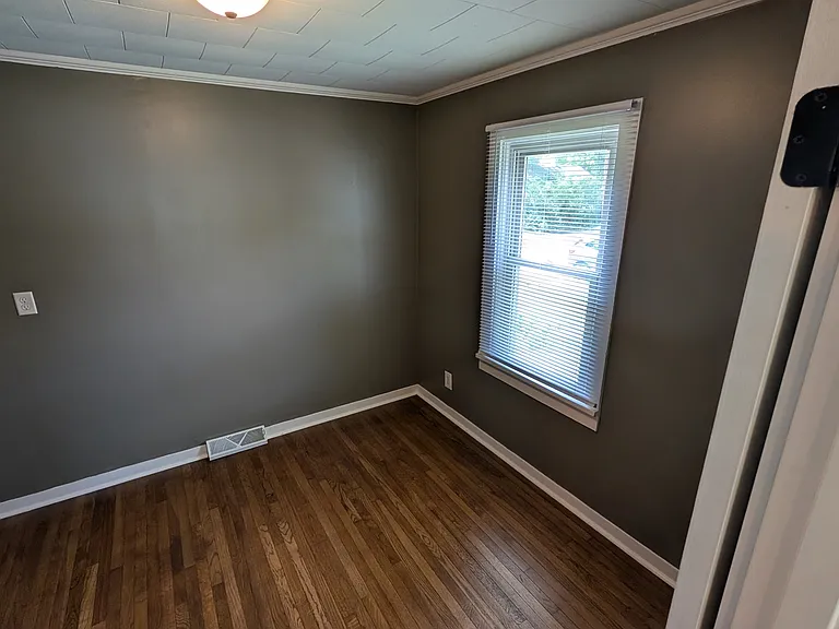 413 E Cherry St — Photo 12