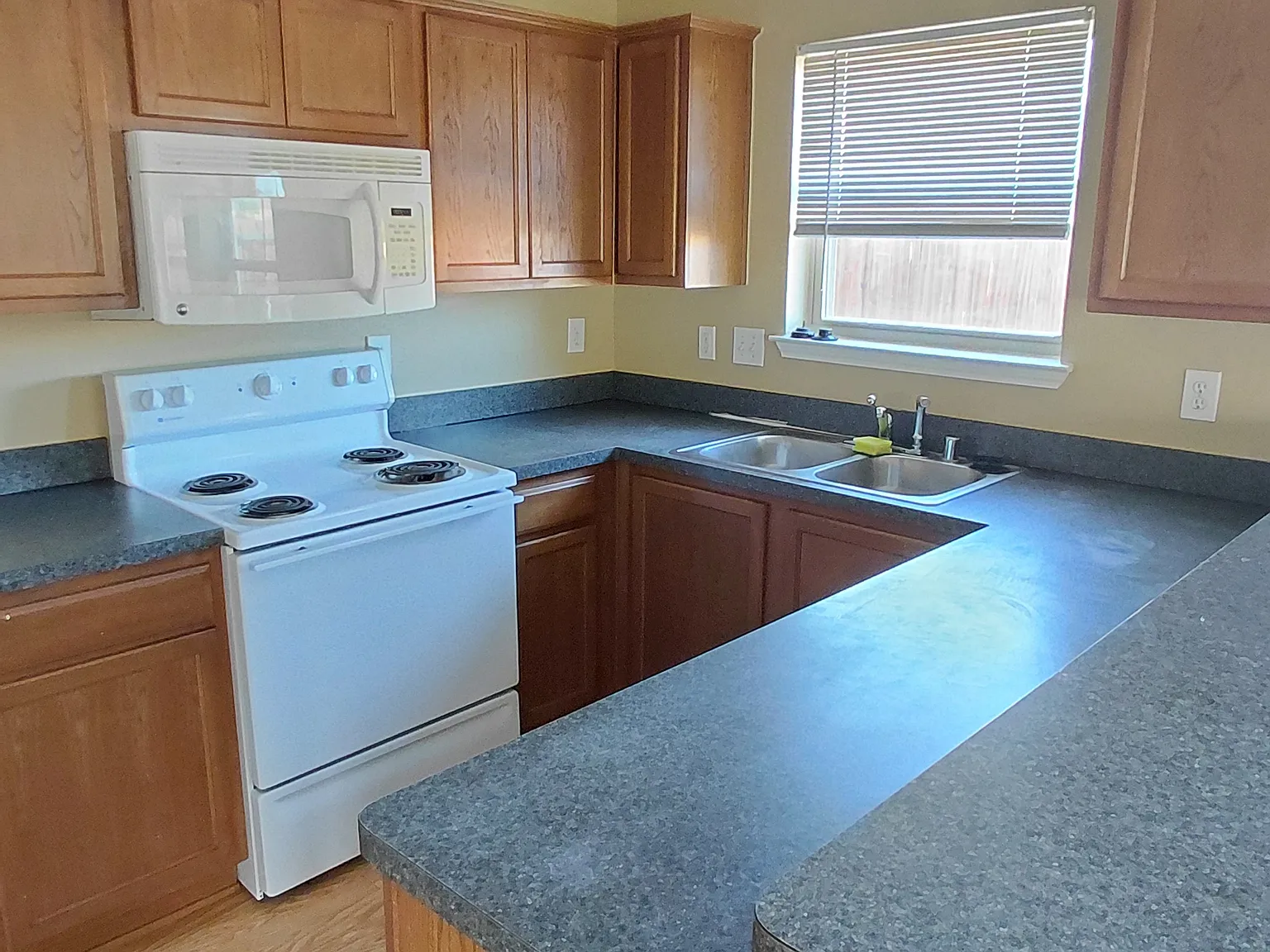 3 bed, 2.5 bath, 1496 sqft, $2,000 — Photo 3