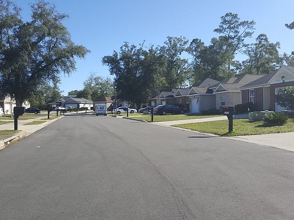 5th image of 199 Daffodil Cir