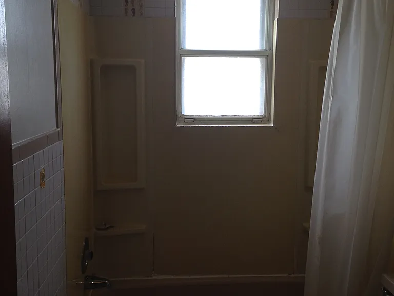 323-349 E Walnut St — Photo 28
