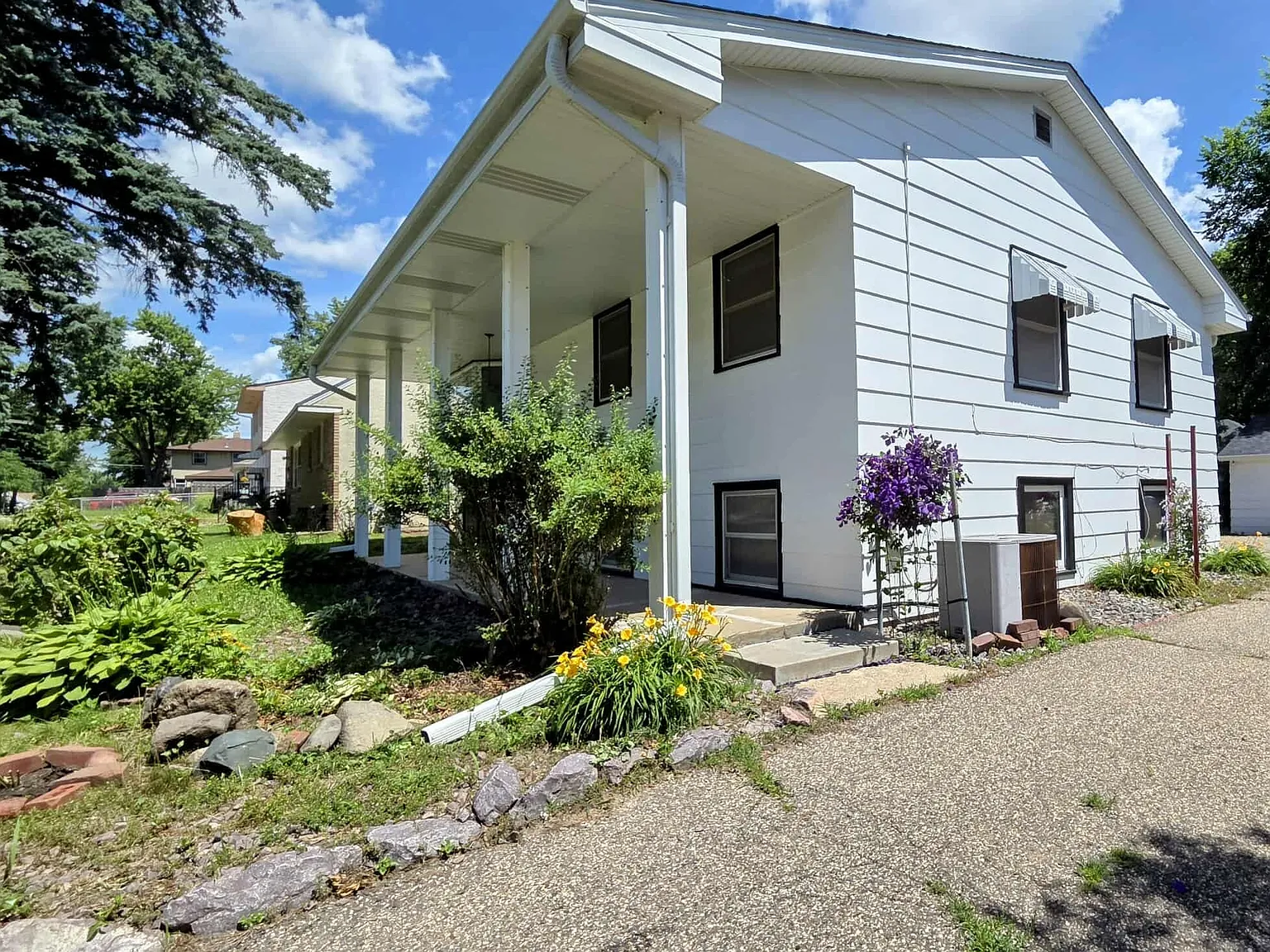 1590 Clarence St — Photo 3