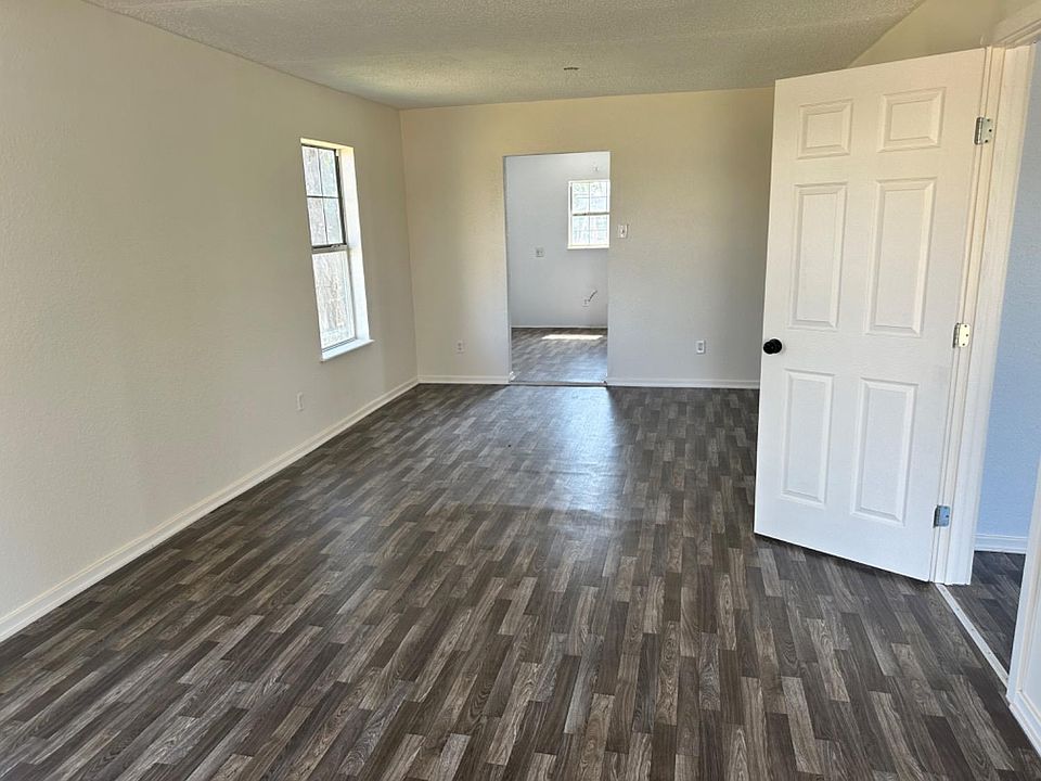 303 Avenue B, Levelland, TX 79336 | Zillow