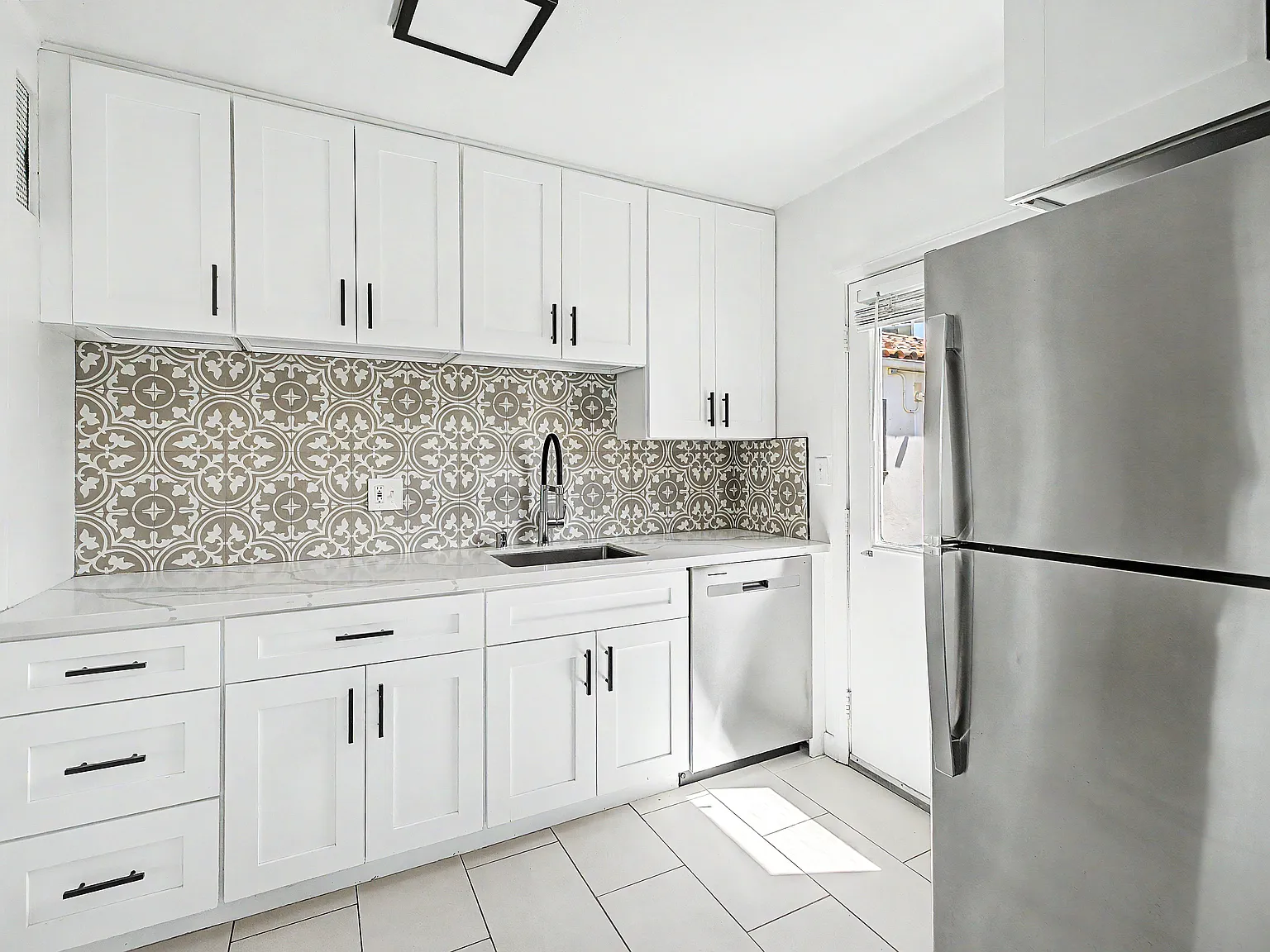 Las Palmas Apartments — Photo 4