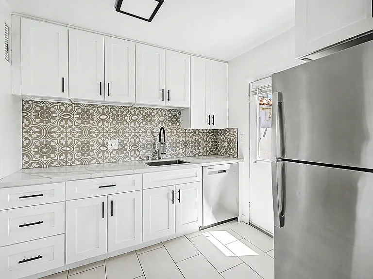 Las Palmas Apartments — Photo 4