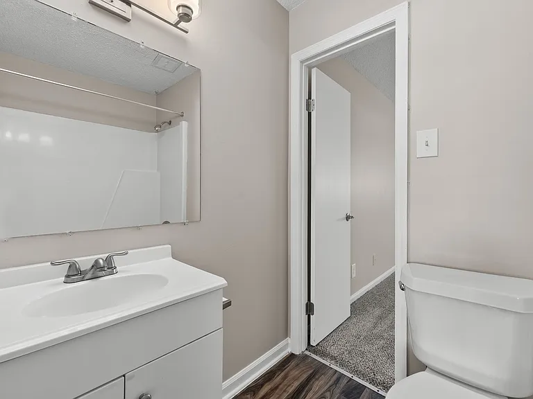Country Club Apartments — Photo 20