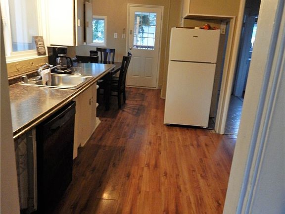 4th image of 110 Cedar Ave N