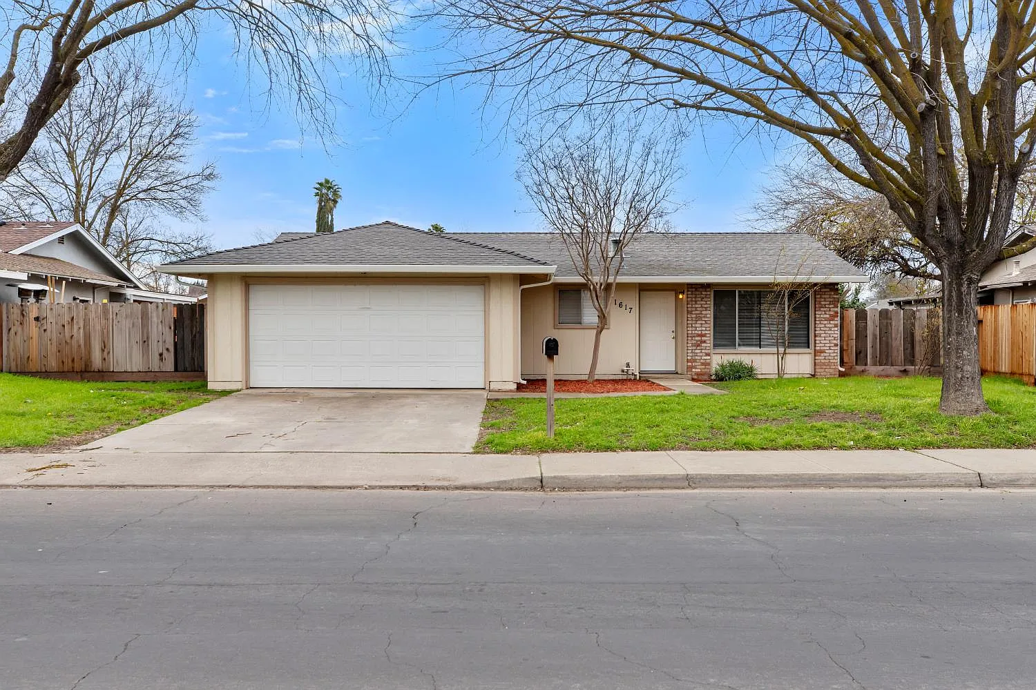 1617 Rose Ave photo 1
