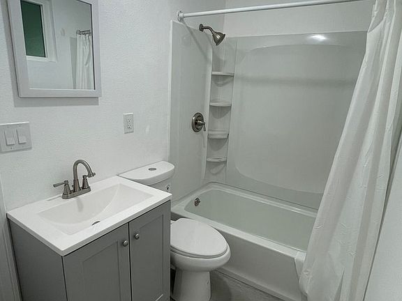 5th image of 1017 W Grand Ave APT B