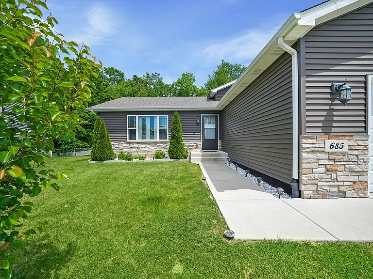 685 Friars Grn — Photo 23