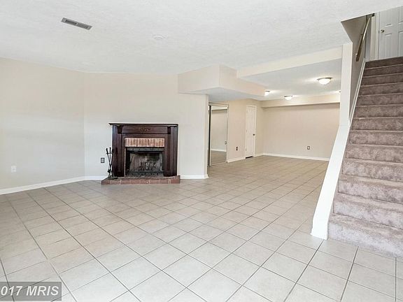 4th image of 303 Lakeview Ct