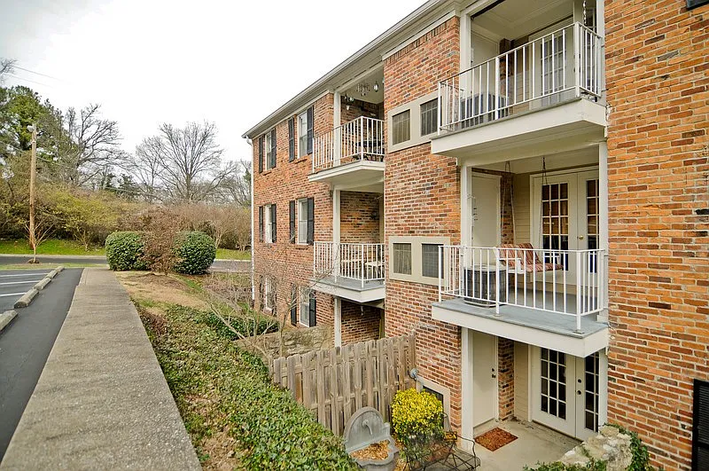 3 bed, 2.0 bath, 1550 sqft, $2,300 — Photo 3