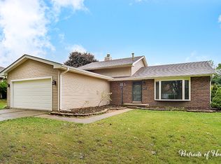 6S025 Country Glen Dr, Naperville, IL 60563