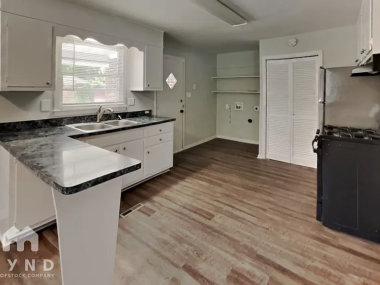 2731 Carriage Ln — Photo 5